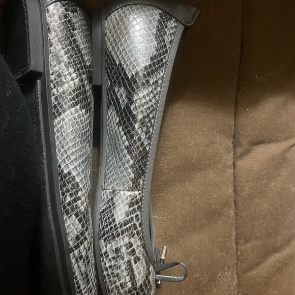Vionic snakeskin grey flat - Picture 2 of 2